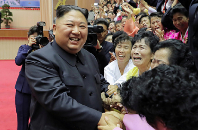 Kim Jong-un a vizitat femeile militare cărora le era dor de el
