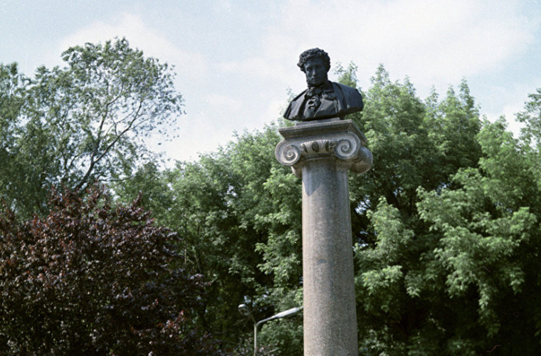 Ссылка в кишинев. Памятник Пушкину в Молдове. Памятник Пушкина в Кишиневе. Парк Пушкина Кишинев. Пушкин в Молдавии.