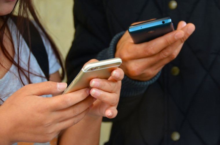În Moldova scade numărul de abonaţi de telefonie mobilă