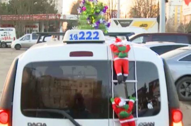 Un taximetrist din Chişinău şi-a pus un brad pe acoperișul mașinii (VIDEO)