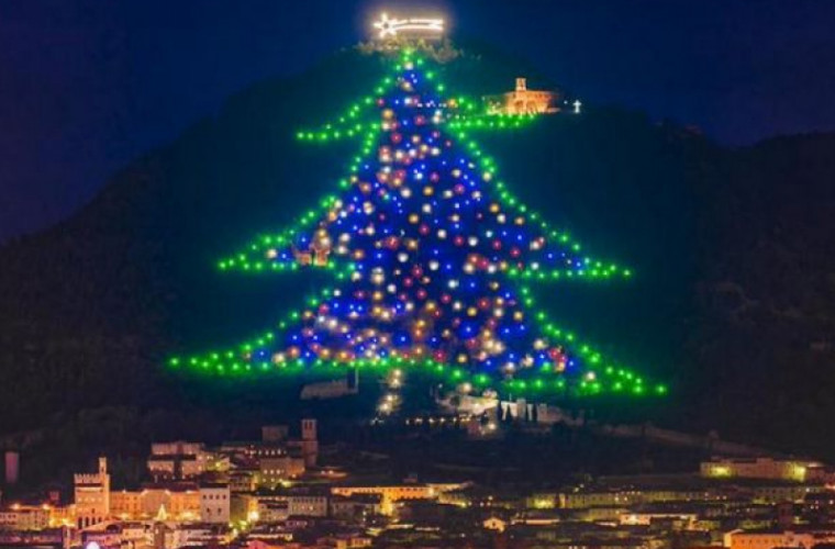 În Italia, a fost inaugurat cel mai înalt pom de Crăciun din lume (FOTO/VIDEO)