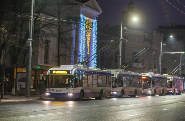Chiuială, zîmbete şi colinde într-un troleibuz din Chişinău. Reacţia pasagerilor (VIDEO)