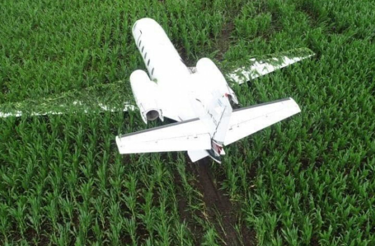 În Argentina, un avion a aterizat de urgență pe un cîmp de popușoi (VIDEO)