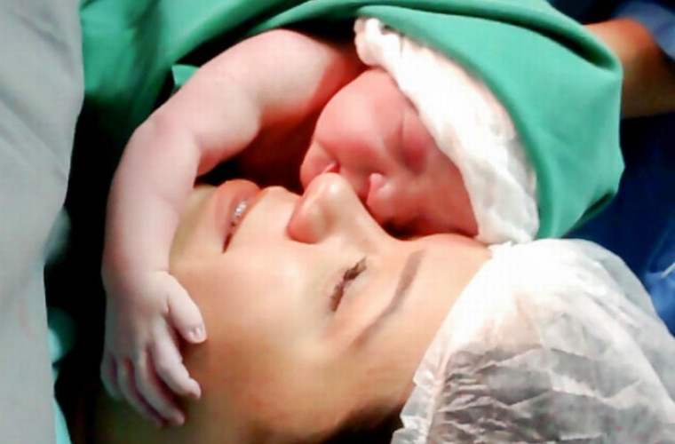 O fetiță a îmbrățișat fața mamei la cîteva secunde după naștere. Un moment emoționant (Video)