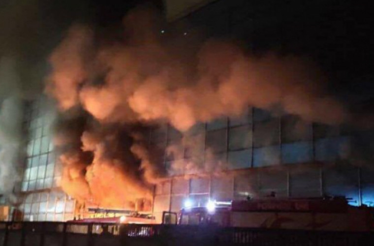 Detalii şi imagini de la incendiul din Chişinău: 10 autospeciale, la faţa locului