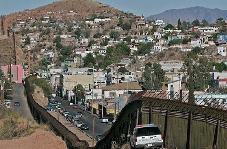 Încă 430 de kilometri de zid ar putea fi construit la granița cu Mexicul