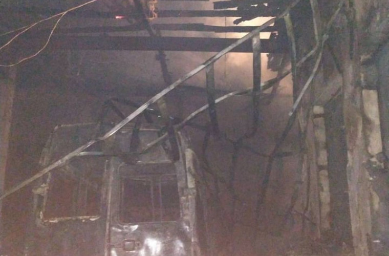 Un microbuz a ars în totalitate, în urma unui incendiu în garaj (FOTO)