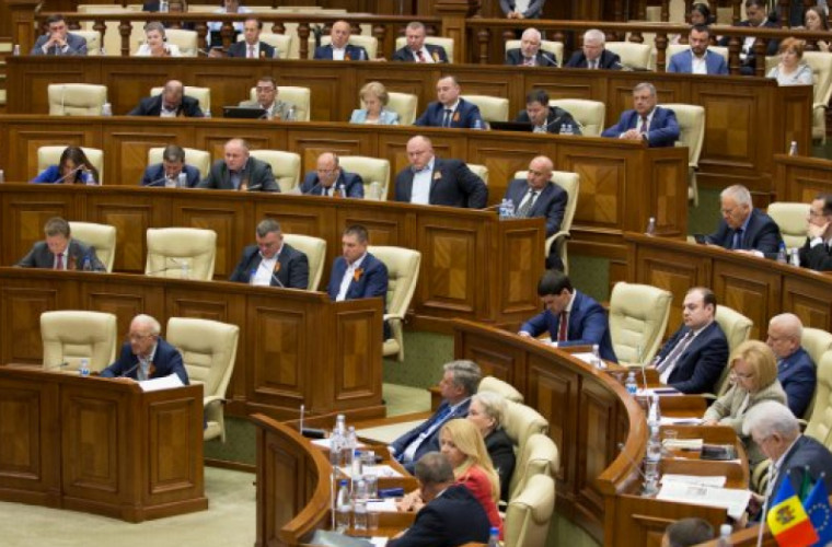 Партия представлена в парламенте страны. Парламент представляет. Киевский парламент. Депутат парламента выступает вид со спины. Parlament MD.