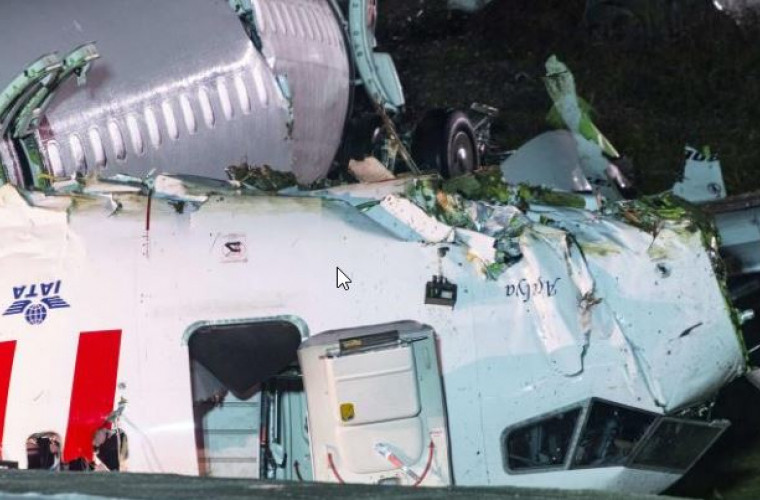 Imagini de groază cu avionul care s-a rupt în trei bucăți la aterizare