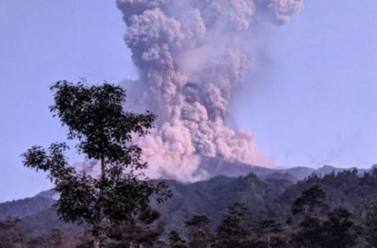 În Indonezia a erupt vulcanul Merapi lăsînd un nor uriaș (VIDEO)
