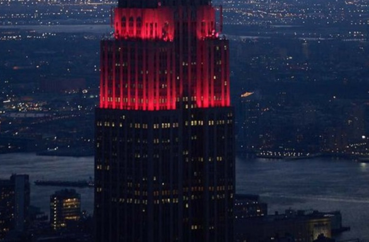 Clădirea Empire State, luminată în culorile unei sirene de ambulanță (VIDEO)