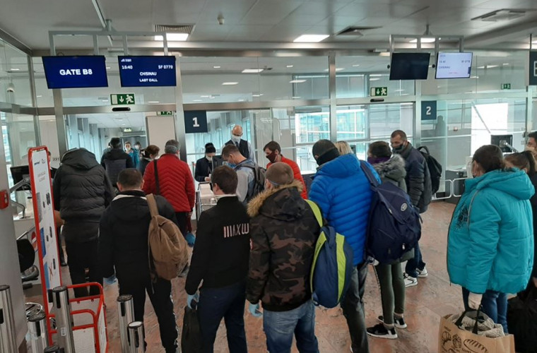 Cetățenii moldoveni, blocați pe aeroportul din Praga, au ajuns astăzi la Chișinău