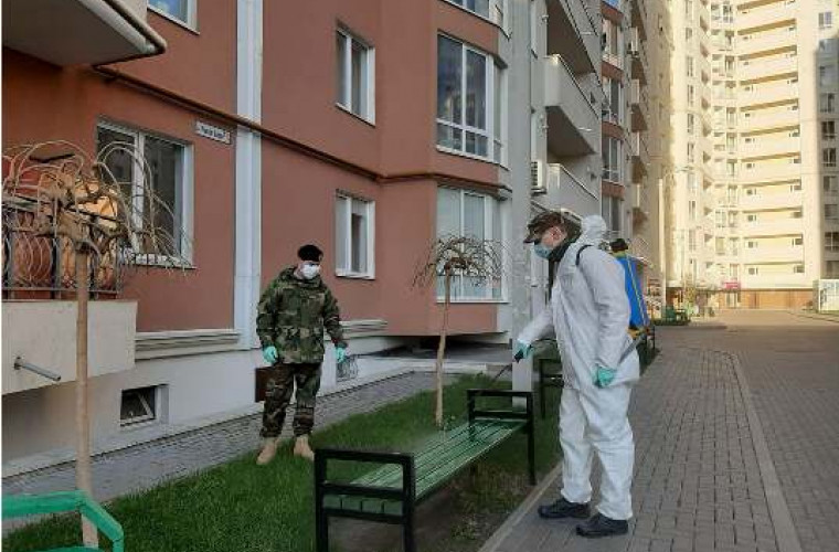 Militarii Armatei Naționale dezinfectează blocurile în care locuiesc