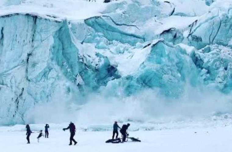 În Alaska, un perete uriaș de gheață s-a desprins de un ghețar (VIDEO)