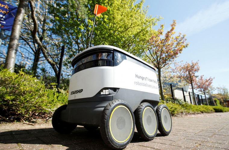 Roboții livrează cumpărături într-un oraș britanic în izolare