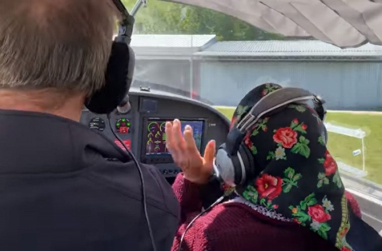 O femeie de 90 de ani a pilotat un avion (VIDEO)
