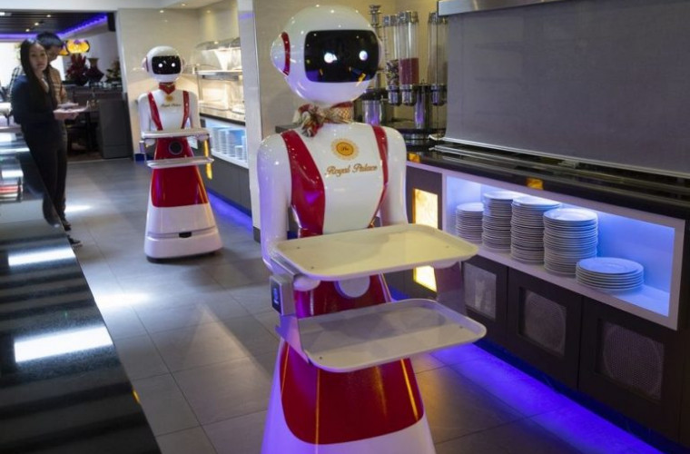 Roboți chelneri - o inovație pentru respectarea distanței sociale