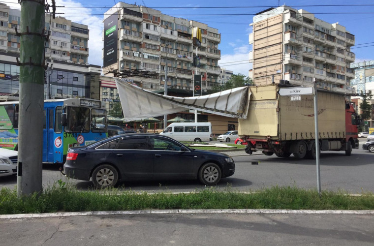 Ambuteiaj într-o intersecție din sectorul Rîșcani. Ce a făcut un camion (FOTO)