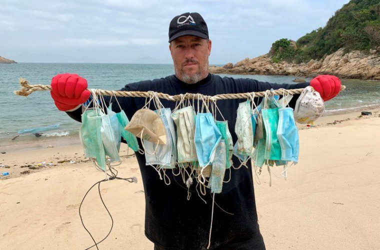 Plajele din Hong Kong, “sufocate” de măşti de unică folosinţă