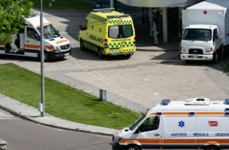 Centrul COVID-19 de la Modexpo, invadat de ambulanțe (FOTO)