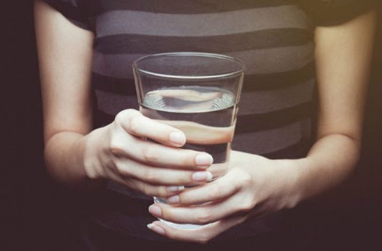 Oamenii de știință au explicat beneficiile consumului unui pahar de apă pe stomacul gol 