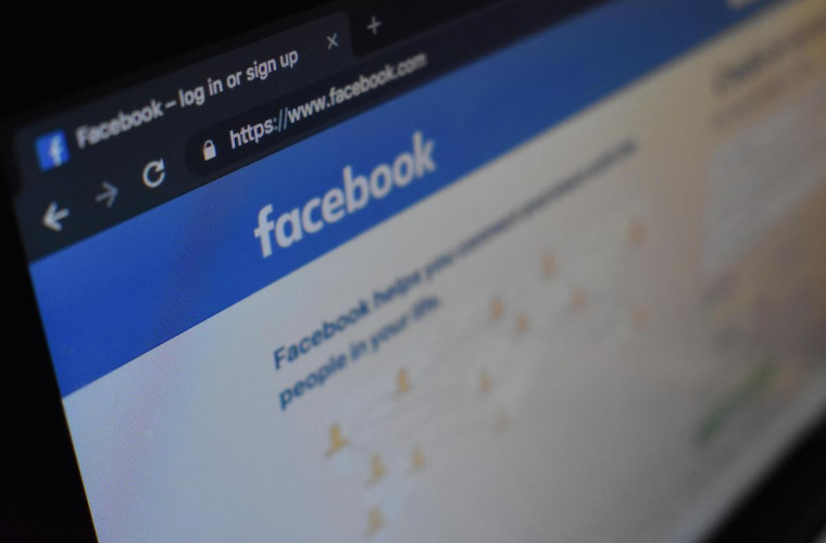 Peste 400 de companii urmează să-și retragă publicitatea de pe Facebook