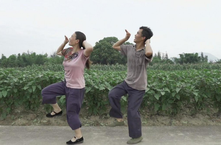 Dansul unor fermieri chinezi a devenit viral (VIDEO)