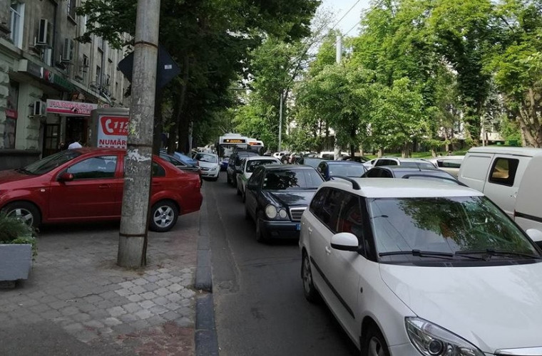 Problema parcărilor în capitală: Pietonii se plîng că nu au pe unde merge