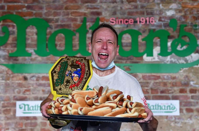 Un nou record mondial: 75 de hotdogi mîncați în 10 minute