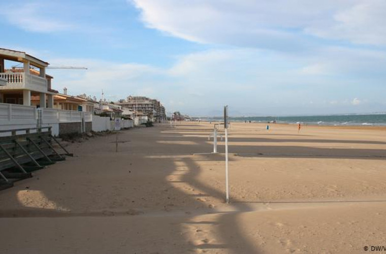 Zeci de plaje din Spania, închise