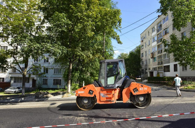 Primul strat de asfalt a fost turnat pe strada D.Aligheri (FOTO)