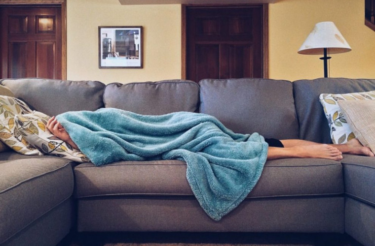 Dormitul pe canapea: Îți face bine sau rău?