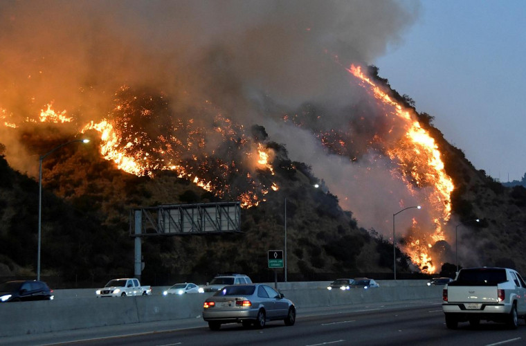 California: Un incendiu de pădure scăpat de sub control 