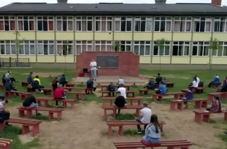 Bosnia și Herțegovina: Școală în aer liber, cu elevi așezați în băncuțe aranjate în formă de amfiteatru